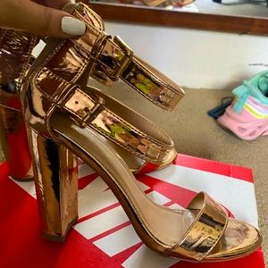 Comfortable High heels with small belt detail I’m size 7 US